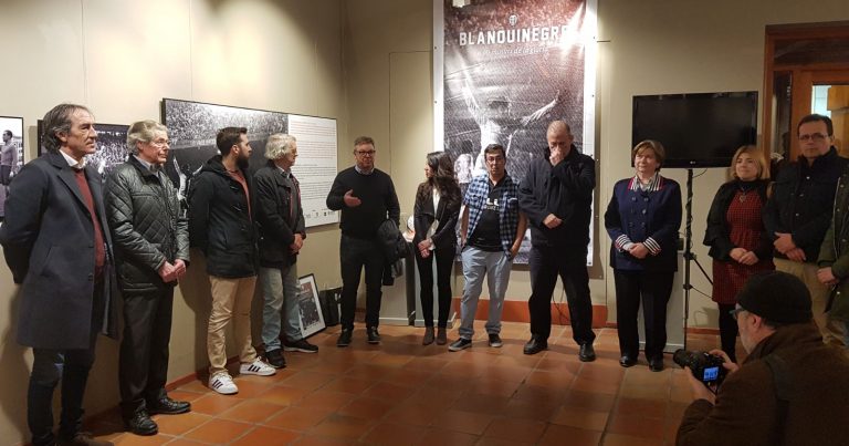 La peña Che Collons apadrina la exposición «BLANQUINEGRE» en Sueca